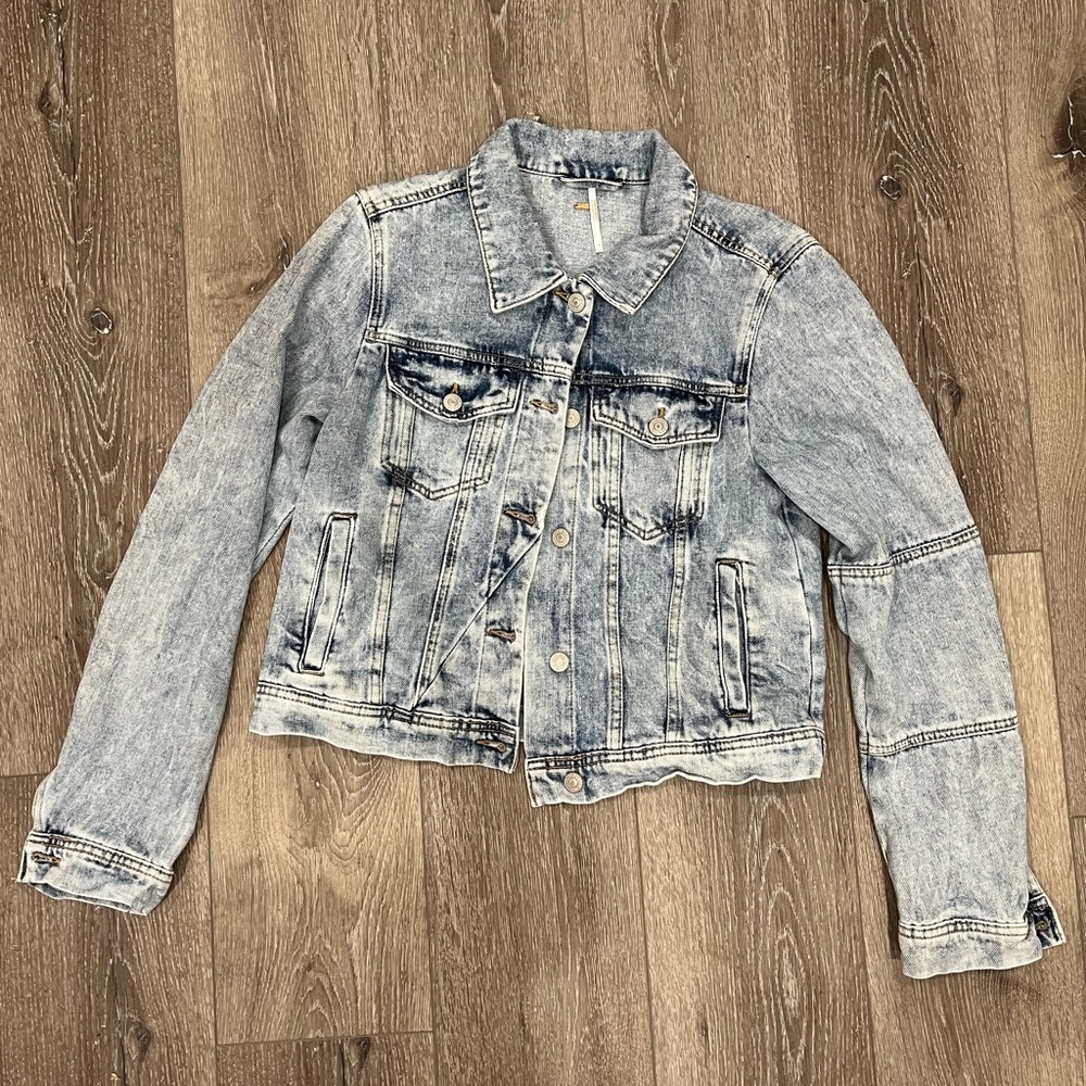 free people light wash denim jacket size medium